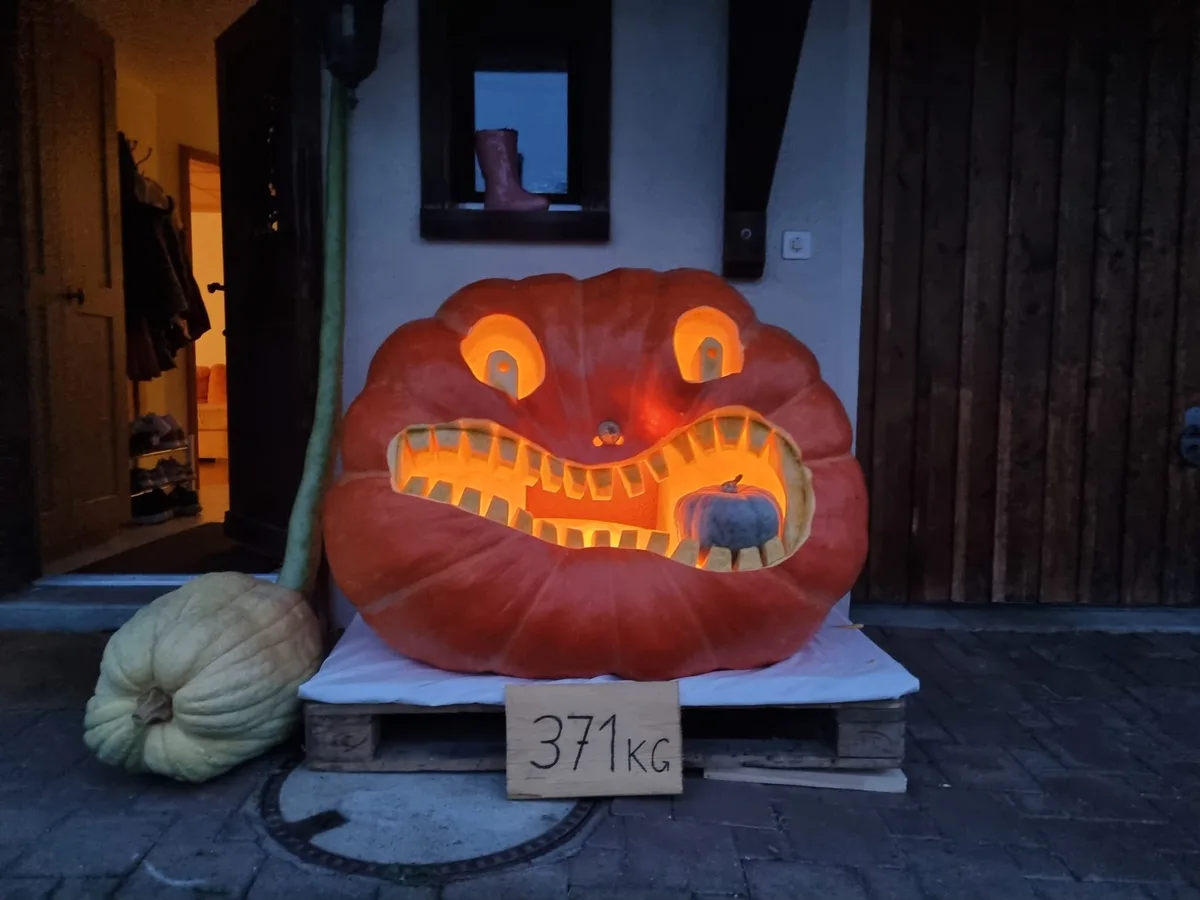 Ein riesiger Halloween-Kürbis steht vor der Haustür von Florian Isler.